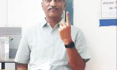 पत्रकारों ने किया डाक मतपत्र से मतदान