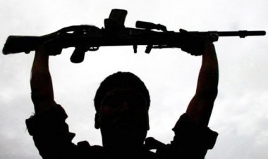 नक्सलियों के सचिव ने डाला हथियार, DIG-SP के सामने किया सरेंडर