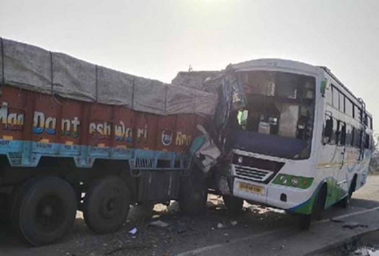 कोरबा में यात्रियों से भरी बस ट्रक से टकराई, ड्राइवर की मौत के बाद मौके पर मची भगदड़