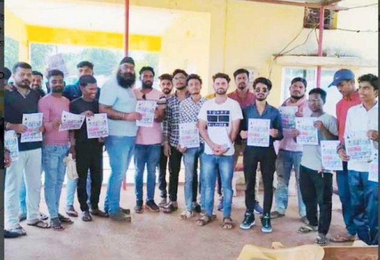 डोर-टू-डोर न्याय योजना की जानकारी दे रहे कांग्रेसी