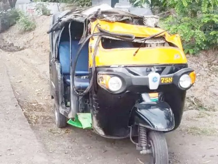 ऑटो और स्कूल बस के बीच टक्कर, 4 लोगों की हालत गंभीर