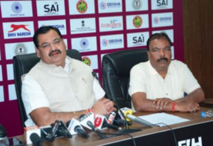 पुलिस की वर्दी पहनने पर मरियम के खिलाफ आपराधिक मामला दर्ज करने के लिए अदालत में याचिका दायर