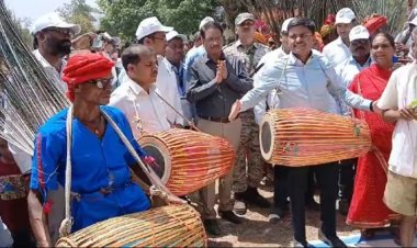 मांदर की थाप देकर कलेक्टर ने बिरहोर आदिवासियों से की मतदान की अपील