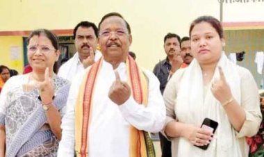 कृषि मंत्री ने पत्नी संग डाला वोट