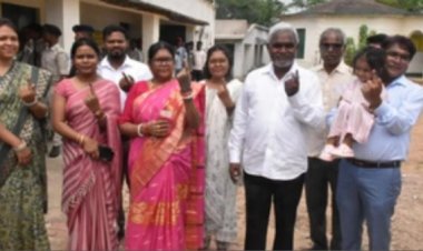 सीएम चंपई ने परिवार के साथ पहुंचकर डाला वोट