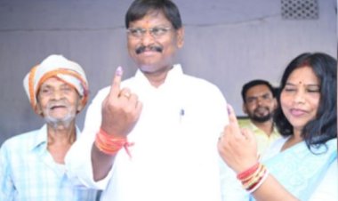 केंद्रीय मंत्री अर्जुन मुंडा ने परिवार के साथ वोट डाला, कहा- मतदाताओं में दिख रहा उत्साह