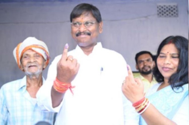 केंद्रीय मंत्री अर्जुन मुंडा ने परिवार के साथ वोट डाला, कहा- मतदाताओं में दिख रहा उत्साह