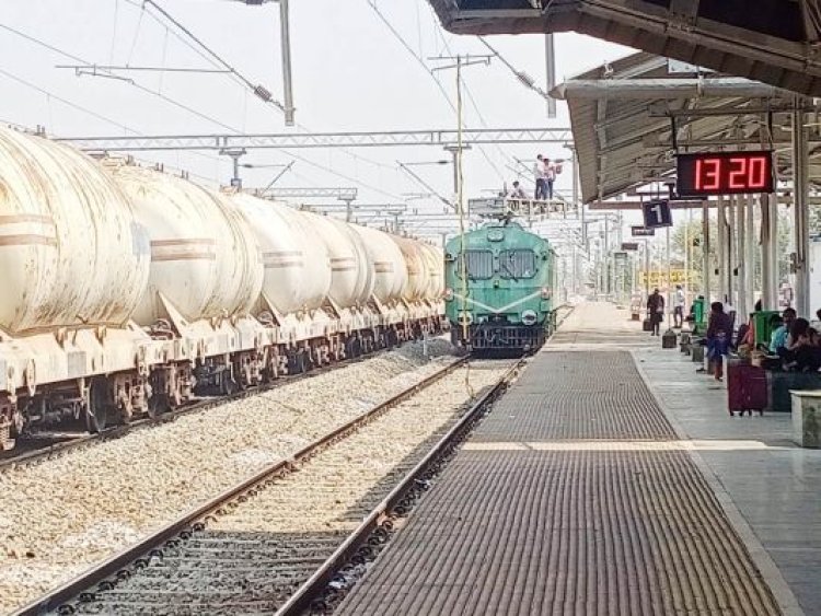 दो मालगाडिय़ों को जोडक़र चलाई जा रही डबल डायमंड मालगाड़ी की कपलिंग निकली, दो भागों में बंटीं