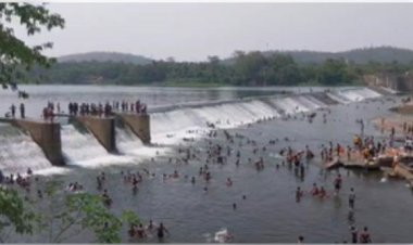 भीषण गर्मी से निजात पाने के लिए बोकारो के बरुआ घाट में उमड़ रहे लोग