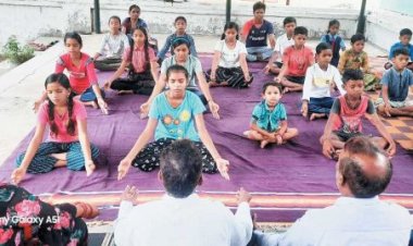 स्कूल में योगाभ्यास