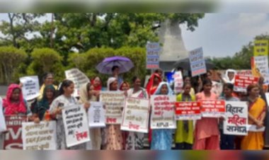 मुजफ्फरपुर में नौकरी के नाम पर लड़कियों के यौन शोषण मामले को लेकर पटना में प्रदर्शन