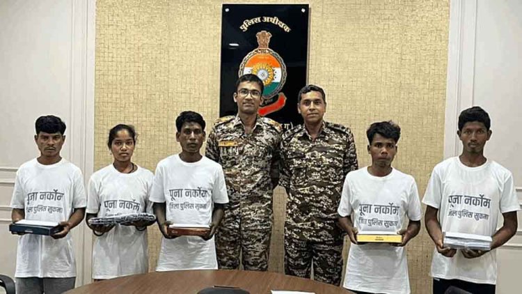 छत्तीसगढ़ में पांच नक्सलियों ने पुलिस की नीतियों से हुए प्रभावित होकर किया सरेंडर, 17 लाख का था इनाम