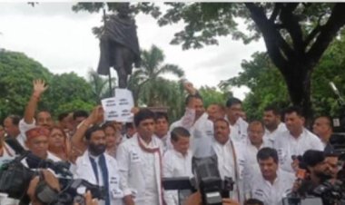 मध्य प्रदेश के कांग्रेस विधायकों का एप्रन पहन कर प्रदर्शन