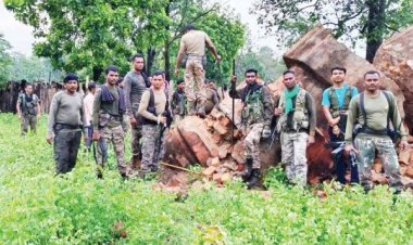 नक्सल स्मारक को पुलिस टीम ने किया ध्वस्त