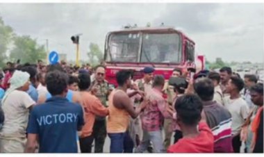 गढ़वा में सड़क हादसे में दो स्कूली बच्चों की मौत और कई जख्मी, गुस्साए लोगों ने वैन फूंकी, पुलिस पर किया हमला