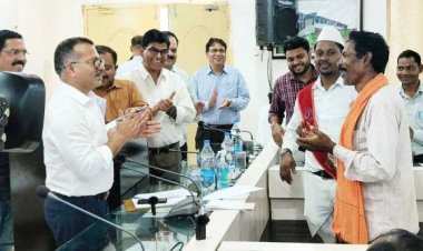 राशन  वितरण की शिकायत लेकर पहुंचे ग्रामीण