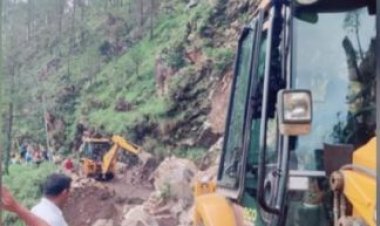 उतरकाशी-लम्बगांव मोटर मार्ग पर अयार खाल के पास पहाड़ से गिरे चट्टान, यातायात ठप