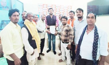 विक्रांत सिंह से मिलकर  ग्रामीणों ने बताई समस्या