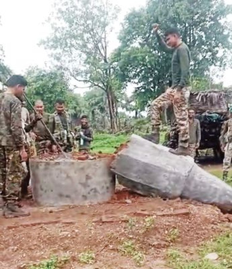 दो नक्सल स्मारकों को जवानों ने किया ध्वस्त
