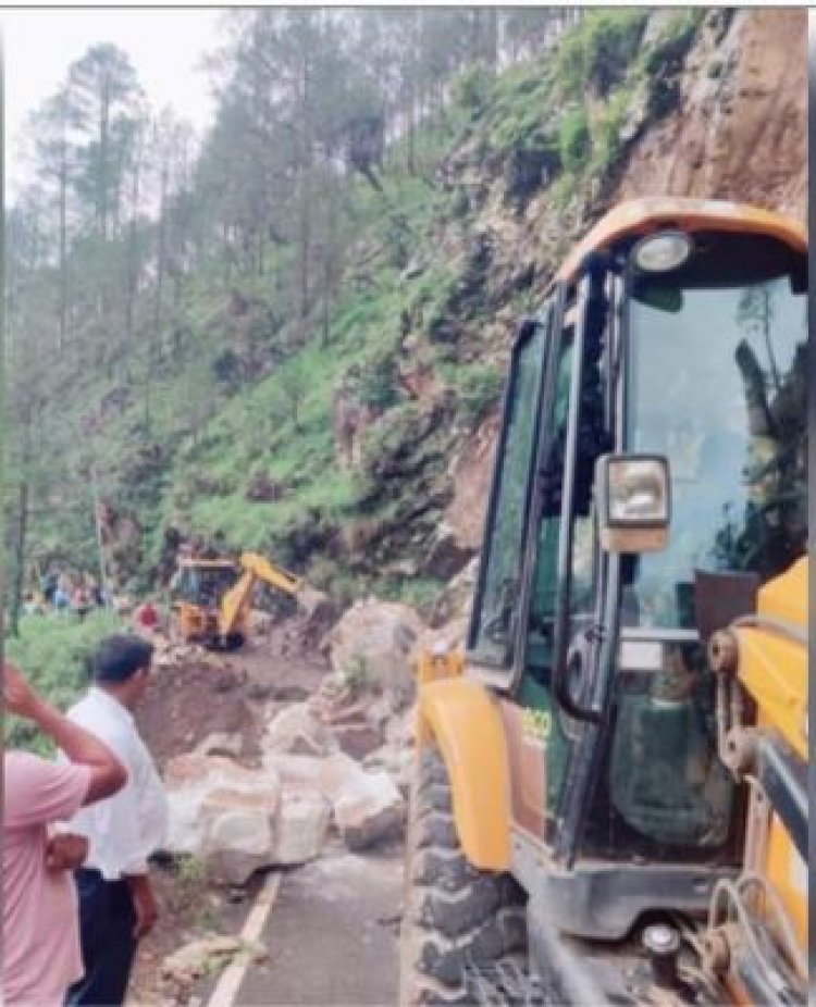 उतरकाशी-लम्बगांव मोटर मार्ग पर अयार खाल के पास पहाड़ से गिरे चट्टान, यातायात ठप