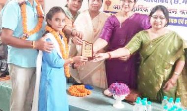 राजिम संकुल के मेगा पालक शिक्षक बैठक में मेधावी छात्र-छात्राओं का सम्मान