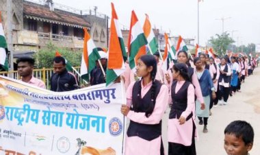 कॉलेज के छात्र-छात्राओं ने रैली निकाल हर घर तिरंगा का किया आह्वान