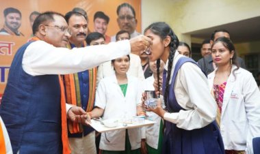 रायपुर : राष्ट्रीय कृमि मुक्ति दिवस : मुख्यमंत्री ने दानी स्कूल में छात्राओं को कृमि रोधी दवा खिलाकर किया शुभारंभ