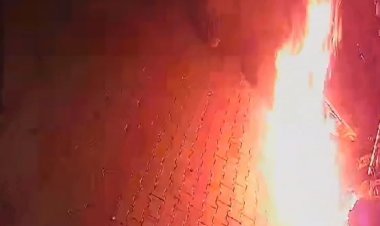 नागौद में दुकान के बाहर खड़ी कार में लगी आग:बाइक सवार युवकों ने फेंका पेट्रोल बम, सीसीटीवी फुटेज सामने आया