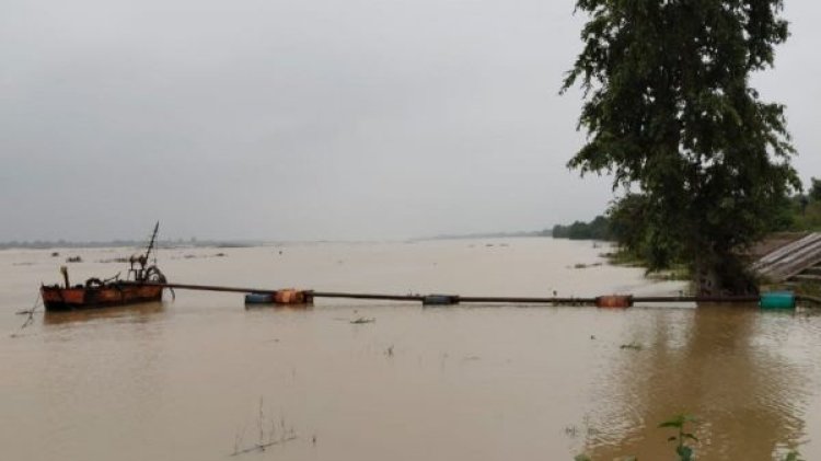 नाव में मशीन लगाकर किया जा रहा था रेत का अवैध उत्खनन, खनिज विभाग ने की कार्रवाई