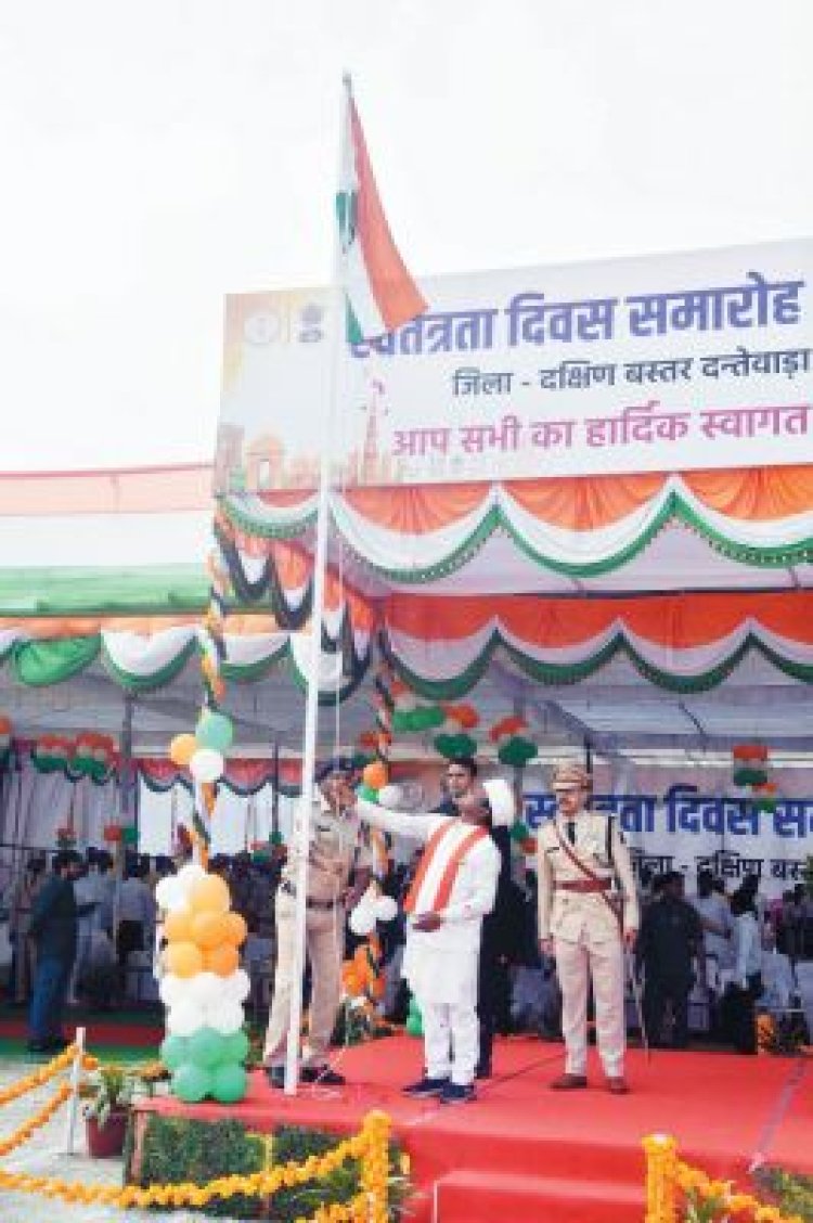 सांसद महेश कश्यप ने किया ध्वजारोहण