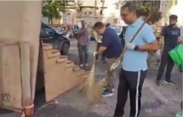 इंदौर में स्वच्छता मित्रों के सम्मान में कलेक्टर और महापौर ने लगाई झाड़ू