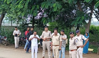 पुलिस टीम के साथ पहुंचे एसडीओपी:कॉलेज का निरीक्षण कर सुरक्षा व्यवस्था के संबंध में चर्चा की, यातायात टीम ने जब्त किए वाहन