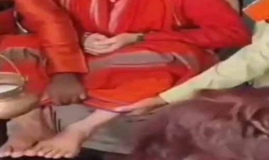 शिवलिंग पर पैर रखकर पूजन, भड़के पुजारी और भक्त:संत और उनके भक्तों पर कार्रवाई की मांग, लोगों ने कहा पापी को पकड़कर अंदर करो