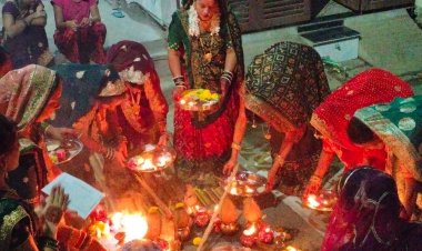 इंदौर में रामानंदनगर में करवाचौथ पूजन:महिलाओं ने निर्जला व्रत रखकर करवा माता और शिव-पार्वती का किया पूजन, चंद्रमा को अर्घ्य देकर छोड़ा उपवास