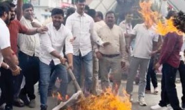 कांग्रेसियों ने मुख्यमंत्री और गृहमंत्री का पुतला फूंका