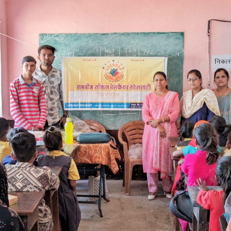 सनबीम सोशल वेलफेयर सोसायटी का कार्यक्रम:शासकीय प्राथमिक विद्यालय में दीपावली के उपहार के रूप में बच्चों को बांटी मिठाई और नमकीन