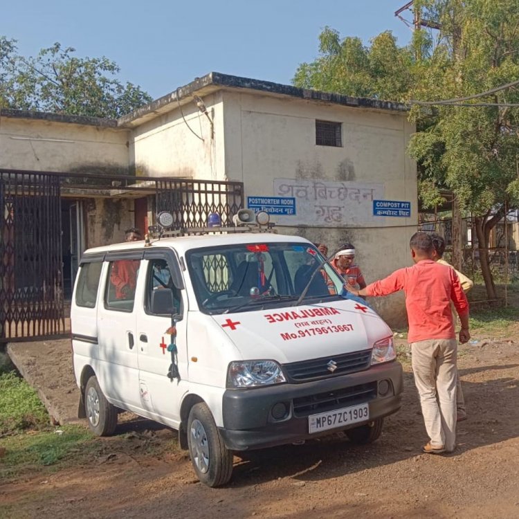 सड़क पर मवेशियों से टकराई बाइक:इलाज के दौरान युवक की हुई मौत, एक घायल