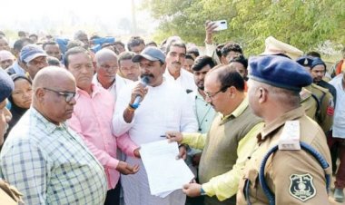 किसानों ने किया उप तहसील का घेराव, समस्याओं के समाधान की मांग को लेकर प्रदर्शन