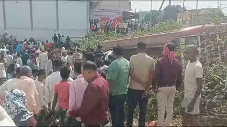 छत्तीसगढ़-बालोद में रेलिंग से टकराकर बस पलटी, दर्जनभर यात्री घायल और 12 नाजुक