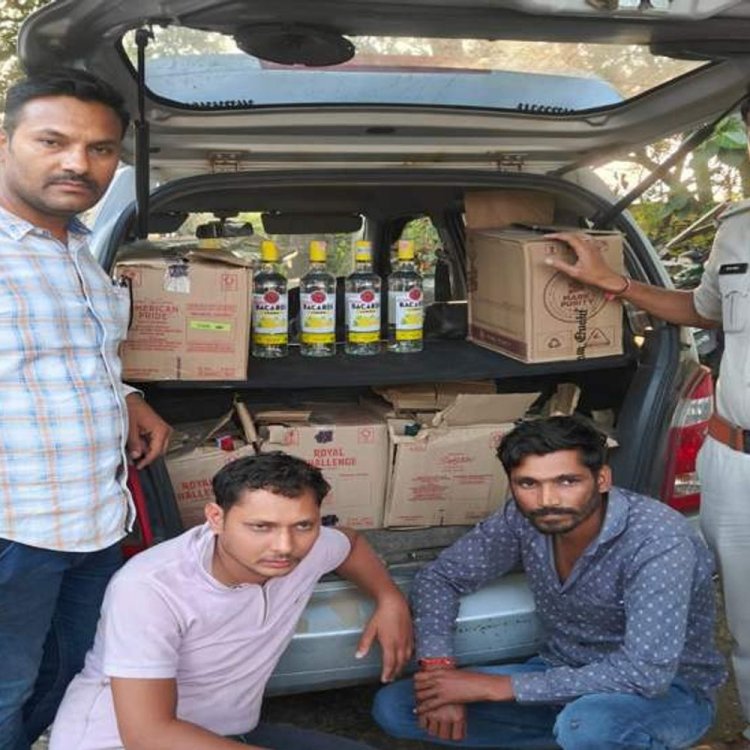 इंदौर से देवास लेकर जा रहे थे अवैध शराब:पुलिस ने घेराबंदी कर पकड़ा; 6 पेटी में करीब 76 बोतल अंग्रेजी शराब जब्त