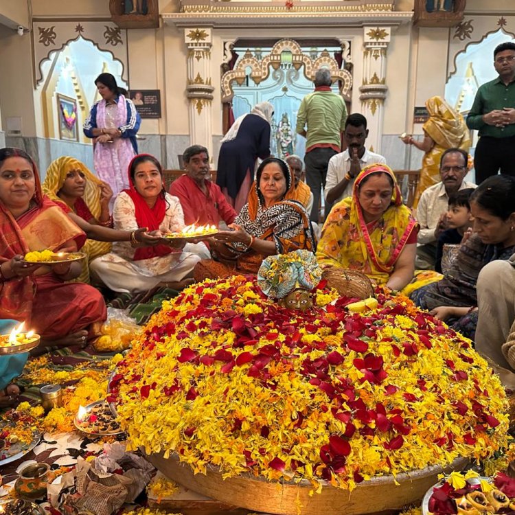 कार्तिक पूर्णिमा पर दादाजी धाम मंदिर में अभिषेक:एक हजार फूलों से भगवान विष्णु का सहस्त्र अर्चन, भक्तों ने किया दीपदान