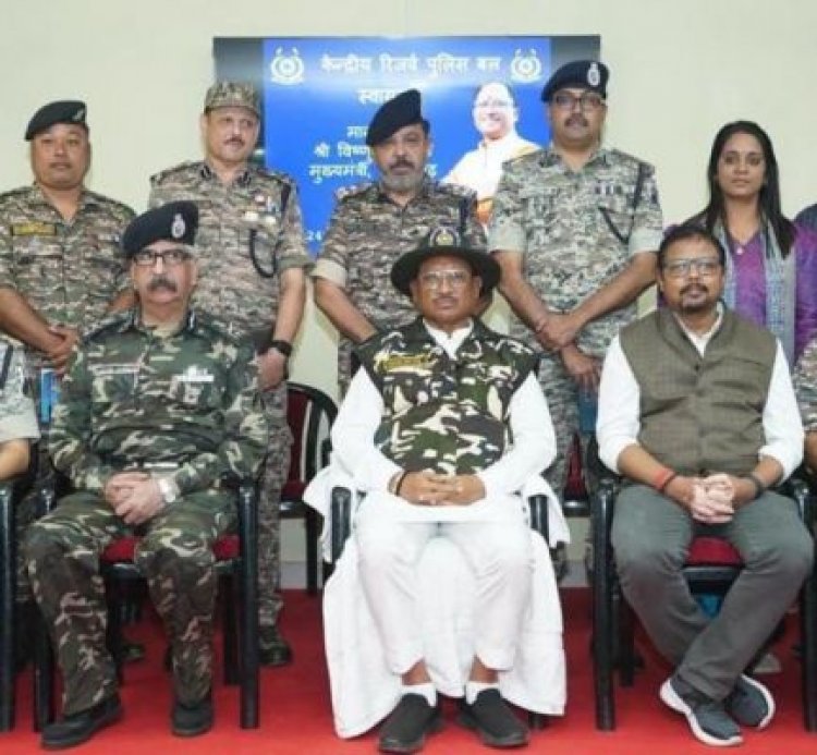 छत्तीसगढ़ में नक्सल आपरेशन में मिल रही सफलता की पूरे देश में हो रही है प्रशंसा : मुख्यमंत्री श्री विष्णु देव साय, बस्तर से नक्सल उन्मूलन में सुरक्षा जवानों की है अत्यंत महत्वपूर्ण भूमिका, बस्तर प्रवास के दौरान जवानों का उत्साह बढ़ाने मुख्यमंत्री अचानक पहुंचे सीआरपीएफ कैंप, जवानों के आग्रह पर सीआरपीएफ कैंप सेडवा में मुख्यमंत्री ने किया रात्रि विश्राम