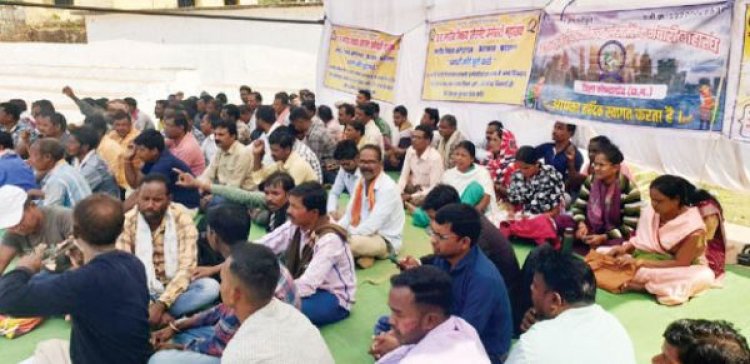 प्लेसमेंट कर्मचारियों की बेमुद्दत हड़ताल, सेवाएं प्रभावित