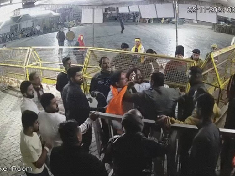 भस्म आरती के दौरान कर्मचारी से मारपीट...VIDEO:बिना RFID बैंड एक दर्जन से ज्यादा लोगों की एंट्री चाहते थे कोर्ट के दो कर्मचारी