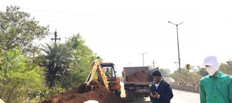 सडक़ में मुरूम रखने पर  जब्ती की कार्रवाई