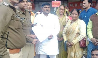 कुशवाहा भवन में आपत्तिजनक वस्तुएं मिलने पर आक्रोश:गर्ल्स हॉस्टल खाली कराने महिला पुरुष जुटे, महिलाओं ने लगाया पथराव का आरोप