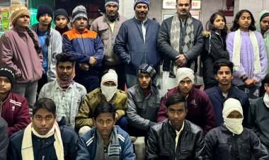 एकल अभियान के विद्यार्थी इंदौर रवाना:संभागीय खेल प्रतियोगिता में लेंगे हिस्सा; 30 से ज्यादा छात्र-छात्राओं को दी खेल सामग्री