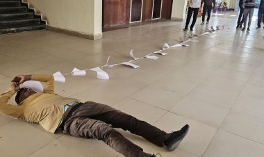 शिकायतों की माला पहने लोटते हुए कलेक्ट्रेट पहुंचा युवक:मल्हारगढ़ नगर परिषद पर लगाए भ्रष्टाचार के आरोप, कहा- सुनवाई नहीं हुई