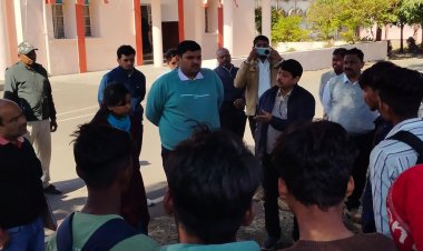 एग्जाम छोड़कर जनसुनवाई में शिकायत करने पहुंचे बच्चे:बोले- प्राचार्य और टीचर्स प्रताड़ित करते है, एसडीएम ने समझाइश देकर भेजा वापस स्कूल