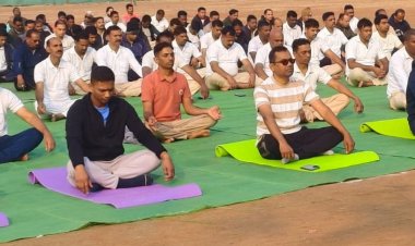 पुलिस विभाग ने मनाया विश्व ध्यान दिवस:पुलिसकर्मियों ने किया योग; एसपी बोले- ध्यान, योग से मिलती है तनाव से मुक्ति